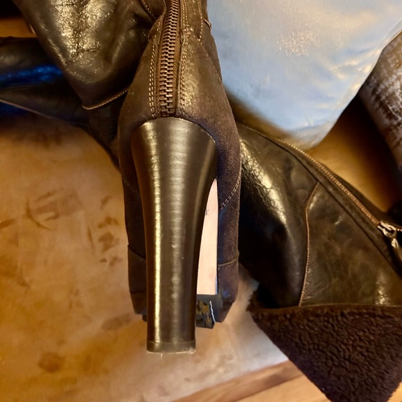 UGG Leather Boots - Picture 6 of 8